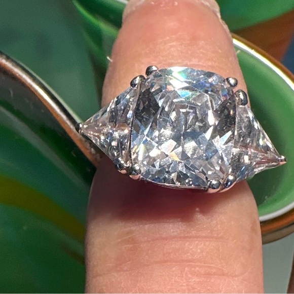 Colourless Moissanite Diamond,Engagement Solitaire Ring w Trillions - Picture 7 of 8
